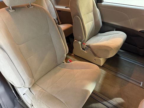 Used 2019 Toyota Sienna L image 37