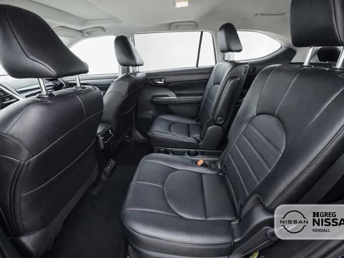 Used 2021 Toyota Highlander XLE image 12