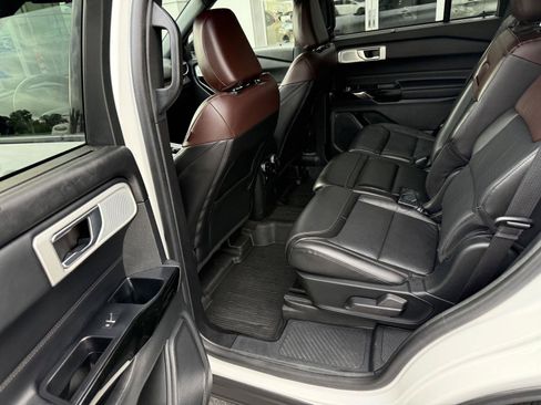 Used 2022 Ford Explorer Platinum w/ Equipment Group 601A AWD/4WD image 15