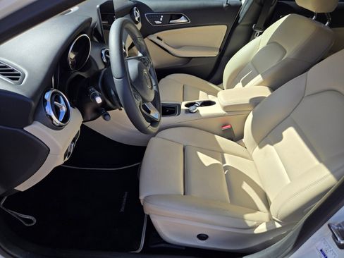 Used 2018 Mercedes-Benz GLA 250 4MATIC w/ Premium Package image 8
