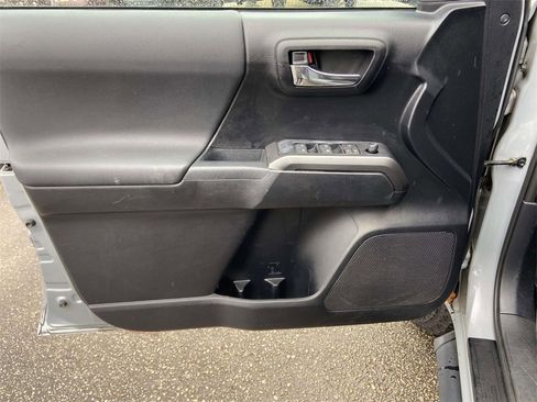 Used 2019 Toyota Tacoma TRD Off-Road image 11