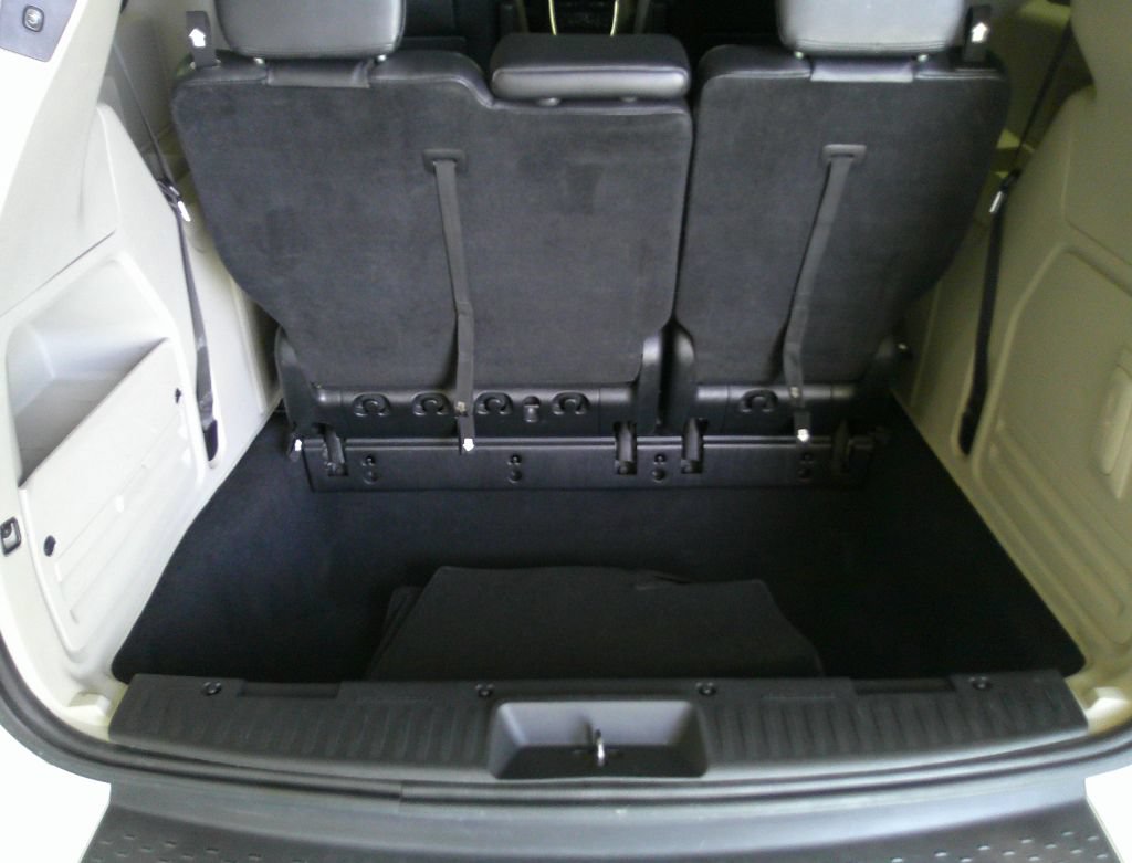 Used 2014 Chrysler Town & Country Touring FWD image 41