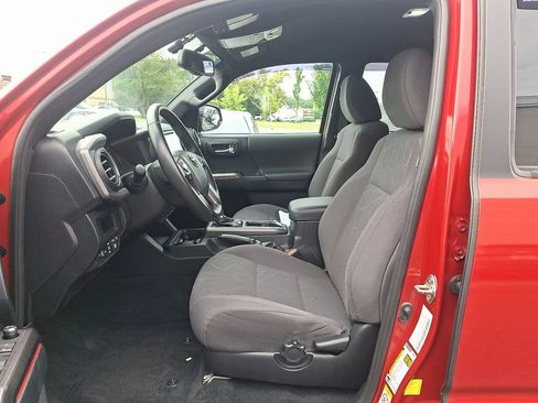 Used 2017 Toyota Tacoma TRD Sport w/ Tow Package (A/T) AWD/4WD image 14
