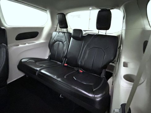 Used 2024 Chrysler Pacifica Touring-L FWD image 19