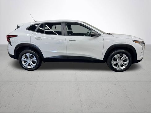 Used 2025 Chevrolet Trax LS FWD image 8