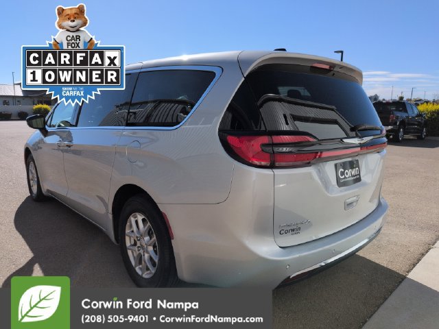 Used 2024 Chrysler Pacifica Touring-L FWD image 5