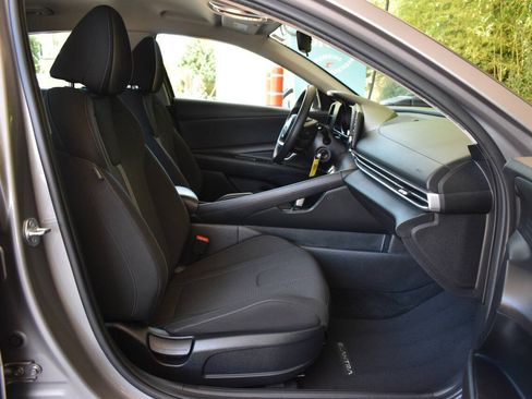 Used 2023 Hyundai Elantra SE FWD image 8