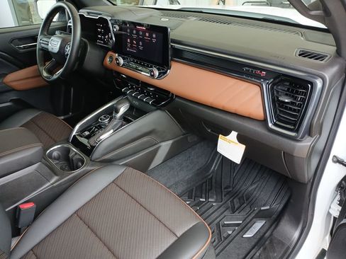 Used 2025 GMC Canyon AT4 w/ Technology Plus Package AWD/4WD image 30