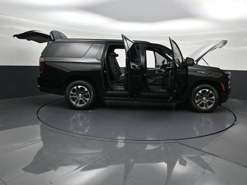 Used 2025 Chevrolet Suburban LT RWD image 35