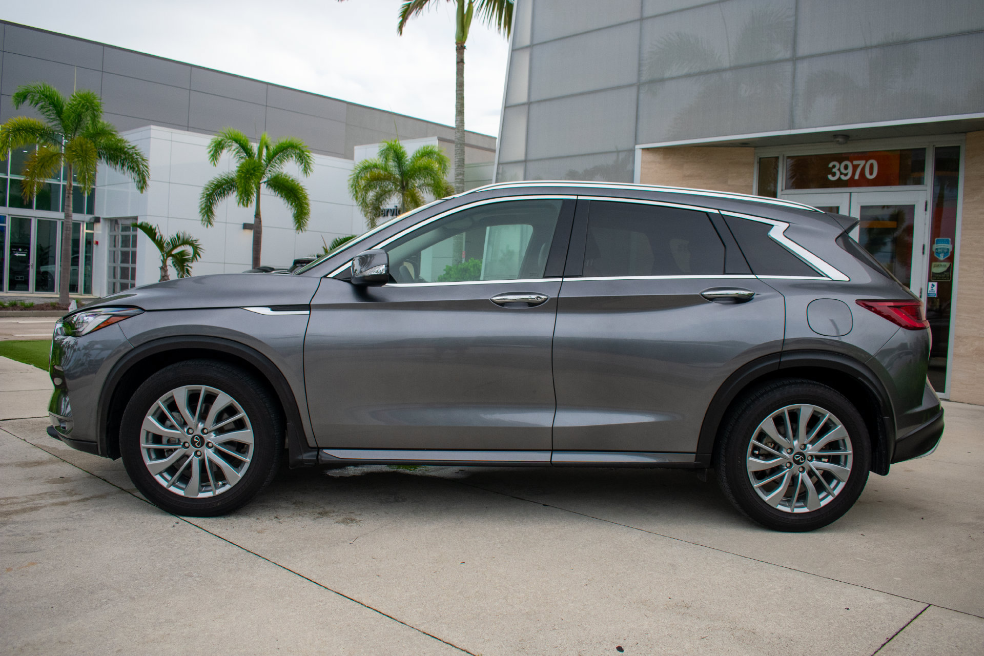 Used 2023 INFINITI QX50 Luxe FWD image 3