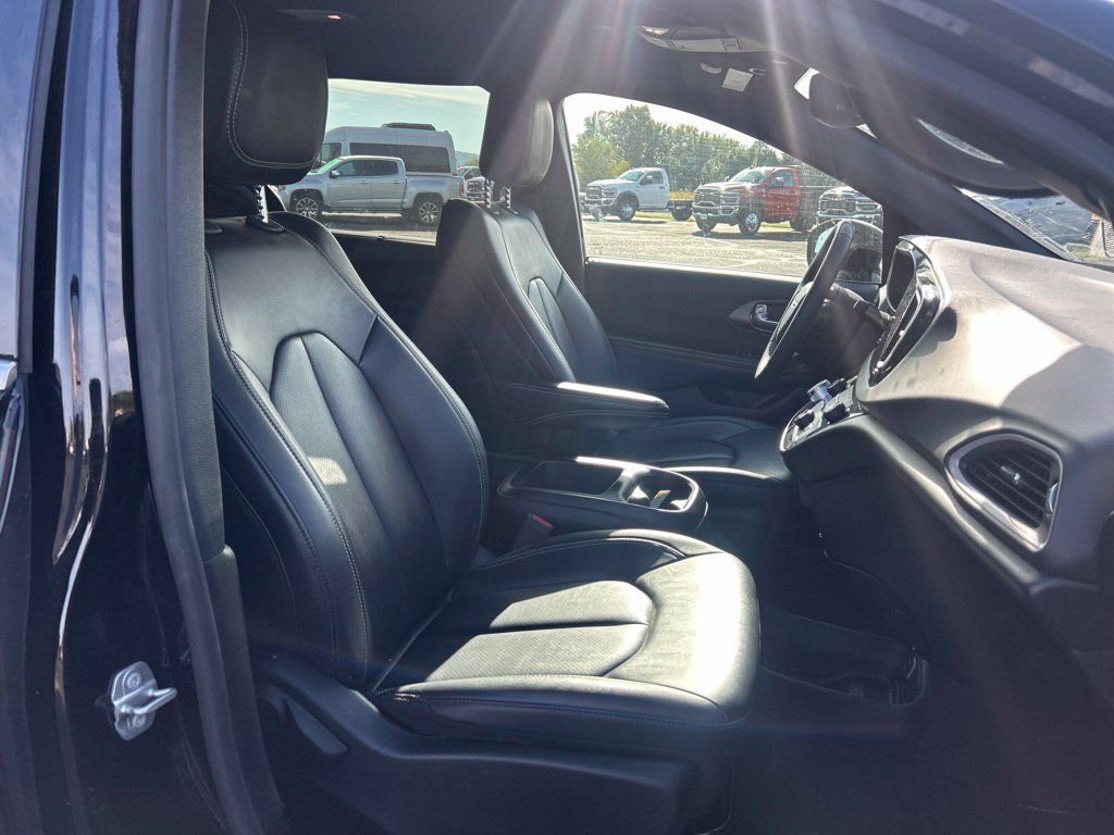 Used 2025 Chrysler Pacifica Select FWD image 10
