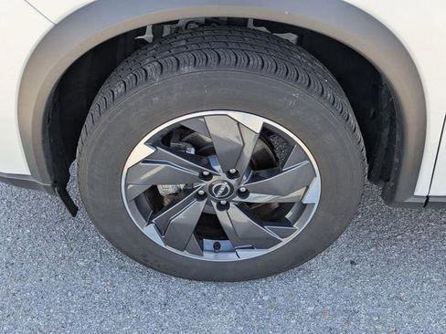 Used 2024 Nissan Rogue SV image 9