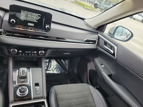 Used 2024 Mitsubishi Outlander SE image 17