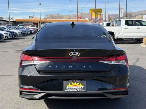 Used 2021 Hyundai Elantra SE image 6