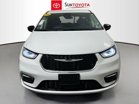 Used 2024 Chrysler Pacifica Touring-L image 10