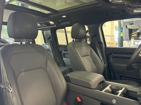 Used 2025 Land Rover Defender 110 S image 31