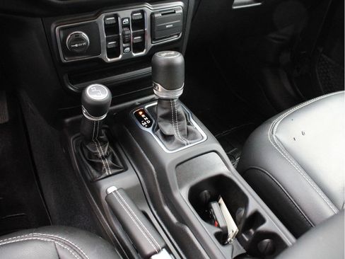 Used 2022 Jeep Wrangler Unlimited Sahara AWD/4WD image 22
