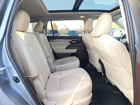 Used 2021 Toyota Highlander Platinum image 10