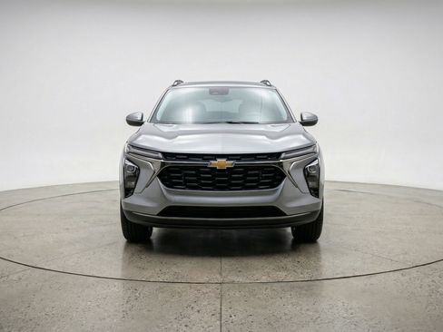 Used 2025 Chevrolet Trax LT w/ LT Convenience Package image 2