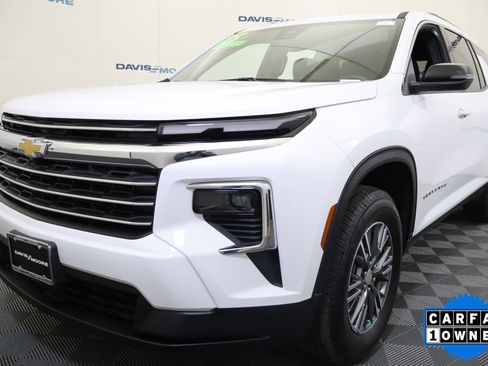 Used 2025 Chevrolet Traverse LT image 11