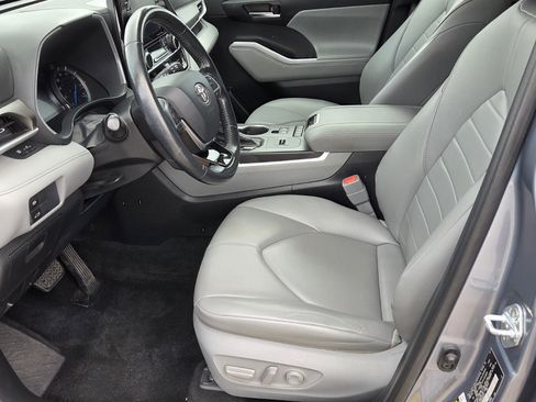 Used 2021 Toyota Highlander XLE AWD/4WD image 4
