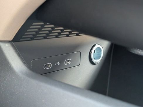 Certified 2025 Porsche Macan Electric image 19