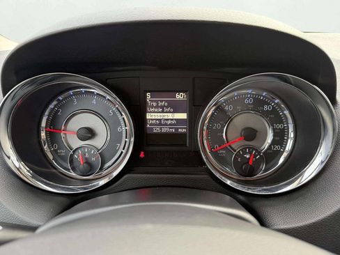 Used 2016 Chrysler Town & Country Touring image 18