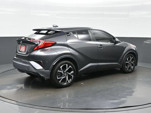 Used 2021 Toyota C-HR XLE FWD image 6