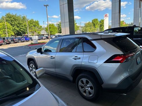 Used 2021 Toyota RAV4 LE AWD/4WD image 4