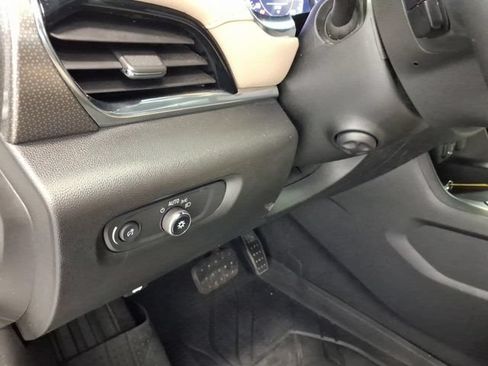 Used 2023 Chevrolet Traverse Premier FWD image 17
