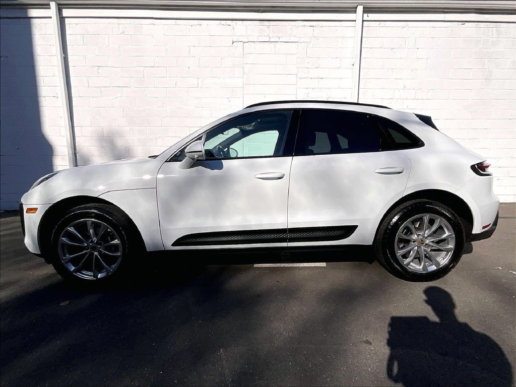 Certified 2022 Porsche Macan AWD/4WD image 2