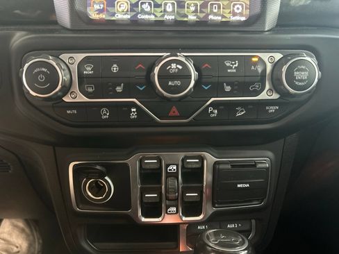Used 2020 Jeep Wrangler Unlimited Sahara AWD/4WD image 29