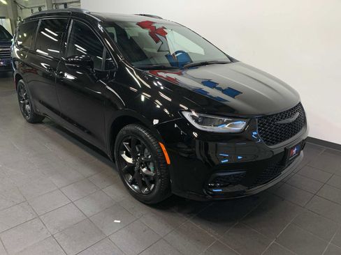 New 2026 Chrysler Pacifica Limited image 2