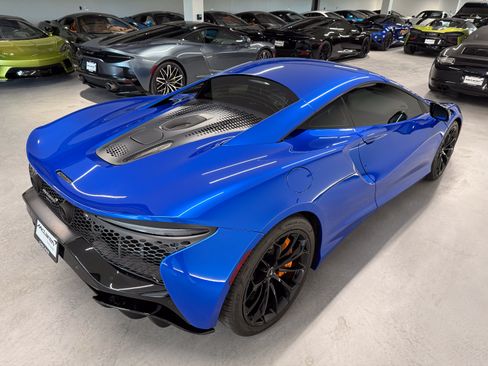 Used 2024 McLaren Artura RWD image 6