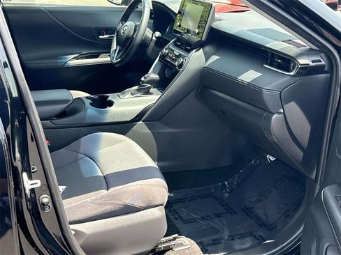 Used 2022 Toyota Venza LE image 28