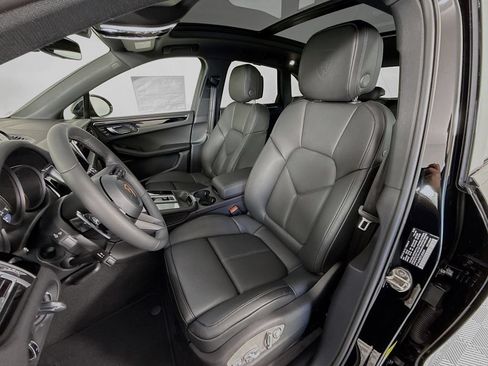 Certified 2026 Porsche Macan AWD/4WD image 5