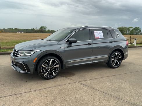 Used 2024 Volkswagen Tiguan SEL R-Line image 4