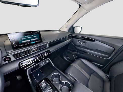 Used 2025 Honda Pilot Touring image 8