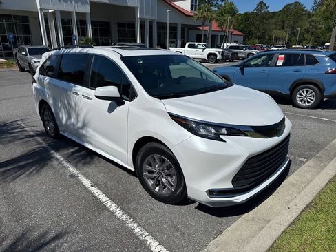 Certified 2023 Toyota Sienna XLE FWD image 2