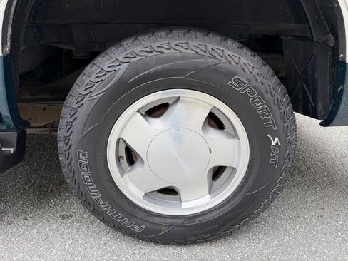 Used 1997 GMC Yukon 4WD 4-Door w/ Marketing Opt Pkg 5 image 31
