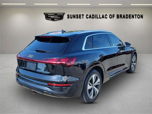 Used 2024 Audi Q8 e-tron Premium Plus image 4