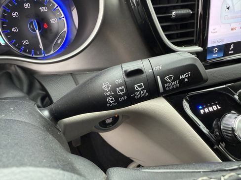 Used 2024 Chrysler Pacifica Touring-L image 30