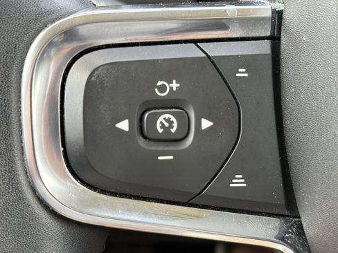 Used 2023 Volvo XC40 B4 Core w/ Convenience Package FWD image 29