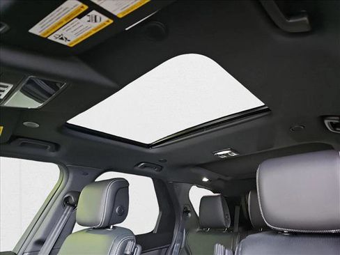 New 2024 Land Rover Discovery Dynamic SE image 28