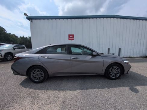 Used 2024 Hyundai Elantra SEL FWD image 9