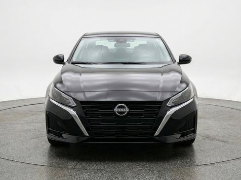 Used 2025 Nissan Altima 2.5 SV FWD image 2