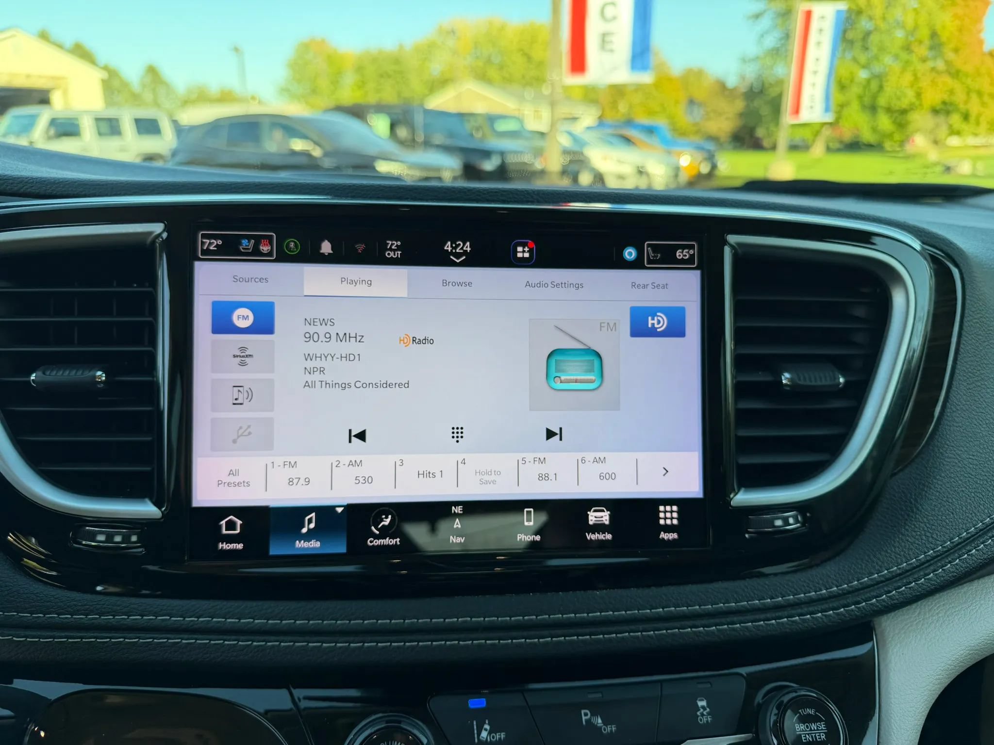 Used 2023 Chrysler Pacifica Limited w/ Uconnect Theater Family Group FWD image 24