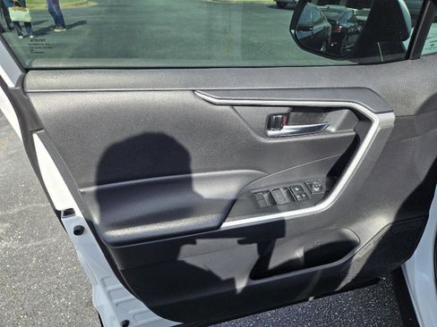 Used 2024 Toyota RAV4 SE image 17
