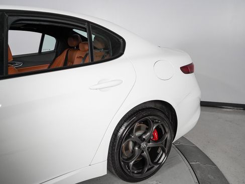 Used 2020 Alfa Romeo Giulia AWD w/ Quick Order Package 22J Sport image 3