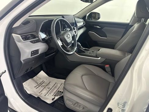 Used 2023 Toyota Highlander XLE AWD/4WD image 17